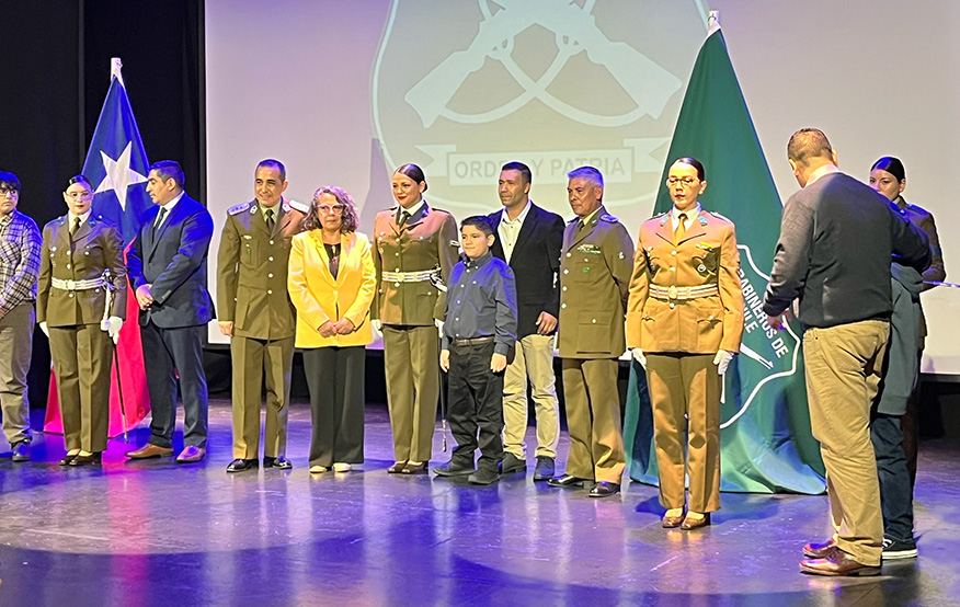 Delegado Presidencial Víctor Manoli felicita a 11 funcionarios de Carabineros por su ascenso