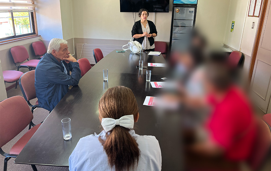 Delegado presidencial Rosales entrega más de $2 millones en giftcards para tres víctimas de violencia rural de Purén